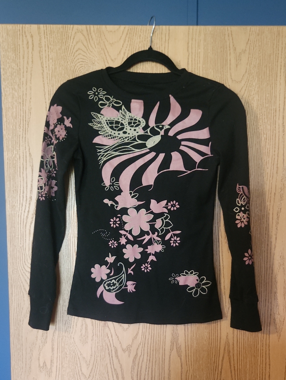 Unbranded Y2K Aesthetic Longsleeve Tee - Size M/L Wide Neck